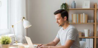 Trabajar desde casa cuando vives solo: productividad y bienestar trabajar desde casa cuando vives solo